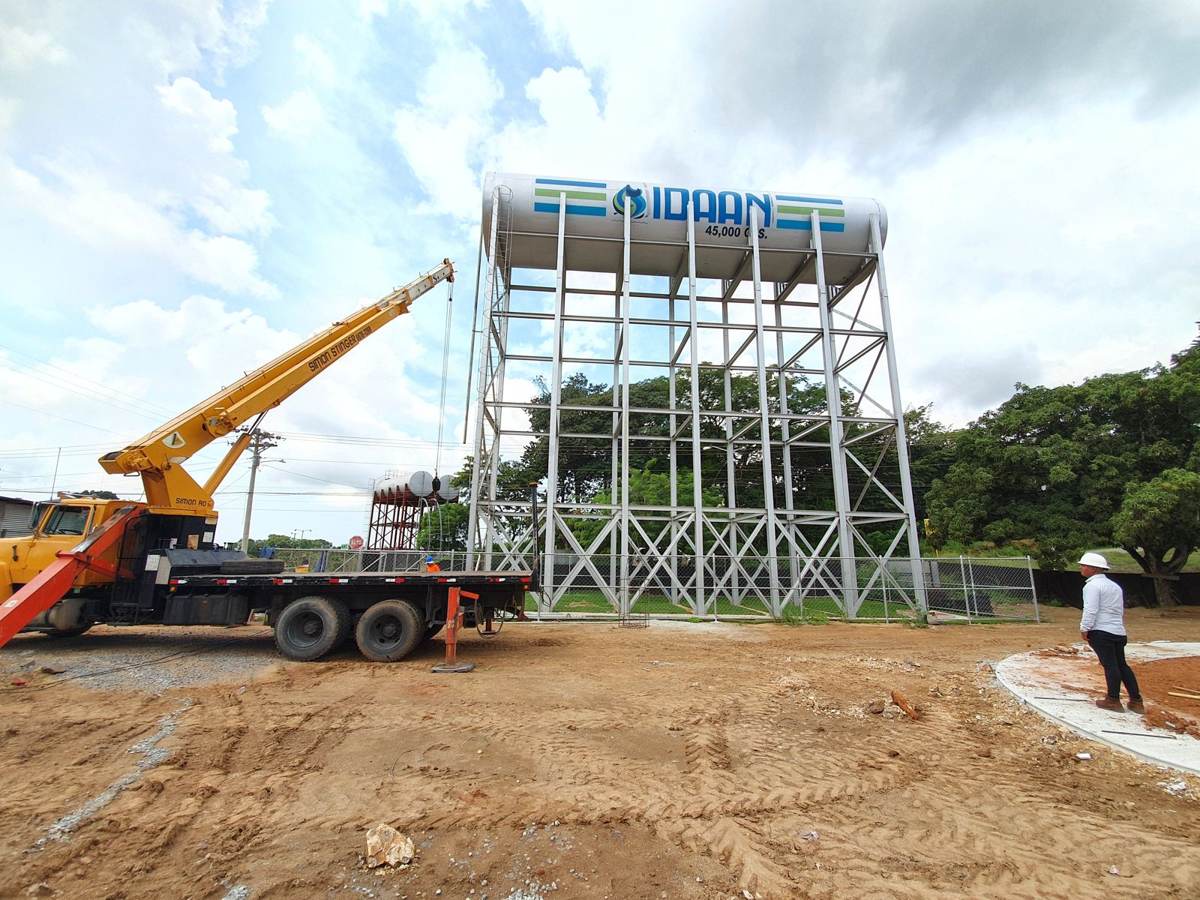 Montaje de tanque elevado sobre estructura metálica, Santa Sofía