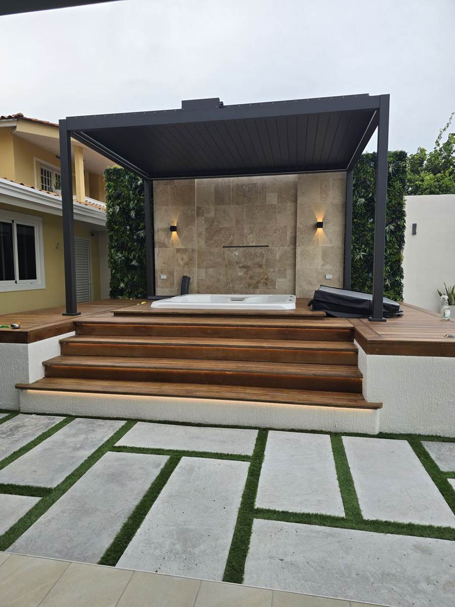 Pool spa con pérgola y deck
