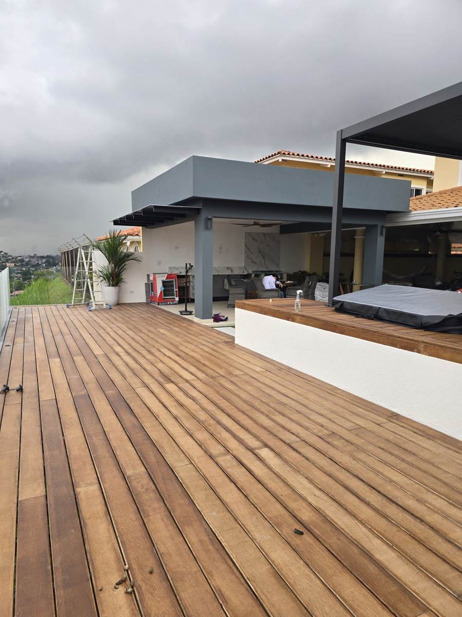 Deck de madera y pérgola