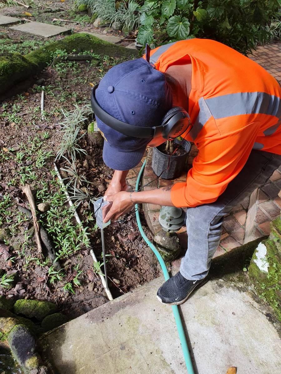 Detección de fugas con geófono en jardín residencial
