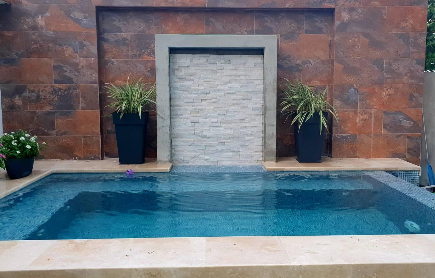 Piscina residencial con muro de agua